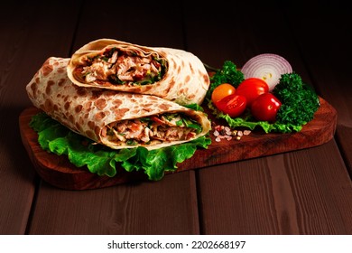 Shawarma, con hierbas y verduras, sobre una mesa de madera, de cerca, horizontal, sin personas, foco selectivo,