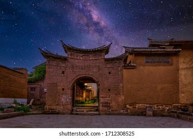 Shaxi China, das östliche Tor in der Altstadt, aus Lehmziegeln, unter der Milchstraße