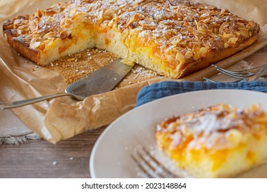 Sheet cake with almonds and fruits