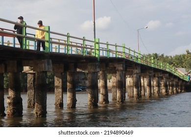 Sheet, INDONESIA - August 28, 2022:
Community Activities In The Cemara Beach Tourism Village. The Photo Was Taken On August 26, 2022 In Lembar, West Lombok.