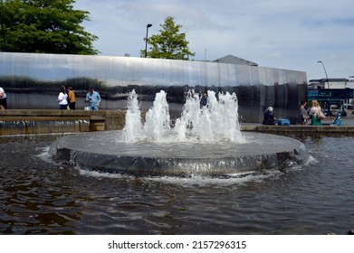 SHEFFIELD. SOUTH YORKSHIRE. ENGLAND. 05-14-22.
Sheaf Square Outside The Railway Station, The Fountain And The Stainless Steel Wall Cascade.