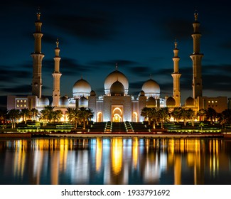 Sheik Zayed Mosque In Abu Dhabi at Dusk