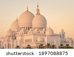 Sheikh Zayed Grand Mosque in Abu Dhabi at sunset, United Arab Emirates