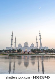 Sheikh Zayed Grand Mosque and Reflection in Fountain at Sunset - Abu Dhabi, United Arab Emirates (UAE) 