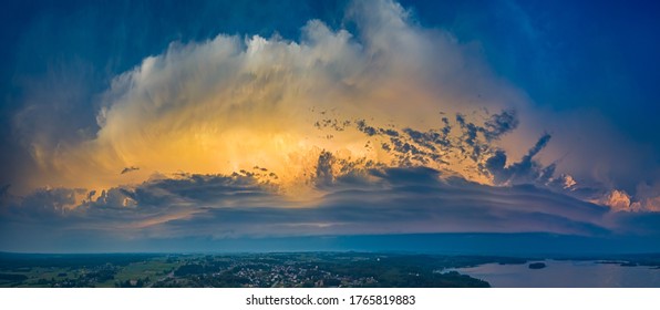 Shelf Cloud Ahead Of Severe Storm Approaching