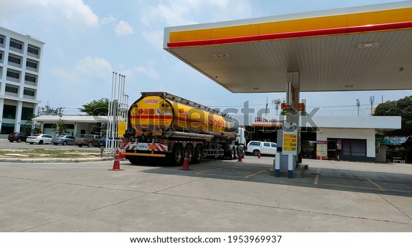 Shell oil tanker are releasing oil into a gas station\
in Nakhon Pathom City, Nakhon Pathom Province, Thailand, April 10,\
21.
