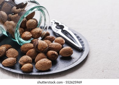Shelled raw almonds - Shutterstock ID 552625969