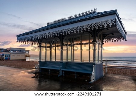 Shelter with the Pier Bandstand in the background at sunrise, Weymouth beach and seafront Promenade, Dorset. Foto stock © 