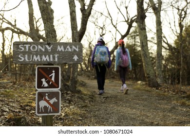 Shenandoah, Virginia USA - April 17, 2018: Hikers Hike To The Stony Man Summit At Shenandoah National Park During Sunset Hour. Shenandoah National Park Extends Along The Blue Ridge Mountains In VA, US