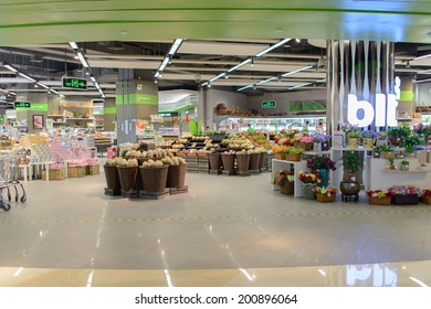 SHENZHEN, CHINA-APRIL 13: food market in ShenZhen on April 13, 2014 in Shenzhen, China. ShenZhen is regarded as one of the most successful Special Economic Zones.