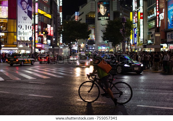 Shibuya\
Crossing at night, Tokyo, Japan,\
24-09-2014