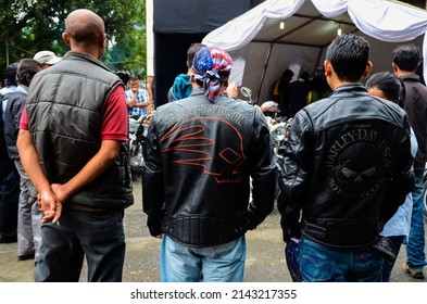 Shillong, India – October 05, 2012: Fans And Riders Of Harley Davidson Bike Watching The Favorite Motorbike From The Display.