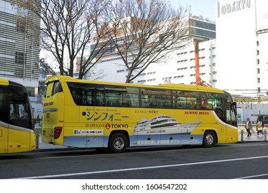 SHINJUKU/TOKYO, JAPAN - DECEMBER 31, 2019: Hato Bus Sightseeing Buses Are Parking In Front Of Shinjuku Station. Hato Bus Offers Tour Services In Multiple Languages.