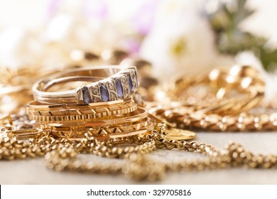 glänzender Gold- und Silberschmuck auf weißem Tisch
