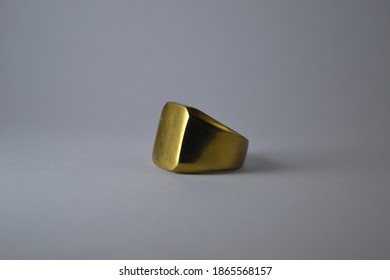 
Shiny And Luxurious Men's Gold Ring