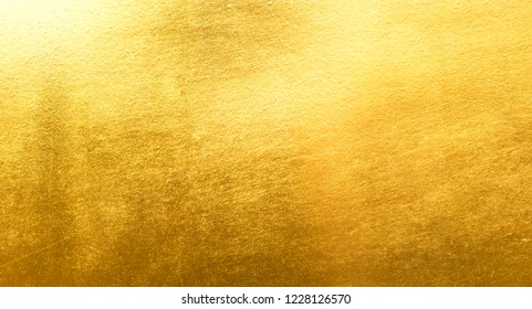 glänzend gelbes Blatt, goldener Metallhintergrund