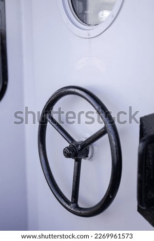ship door lock like a car steering wheel