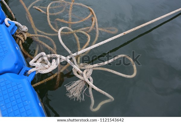 Ship rope knot in\
water.