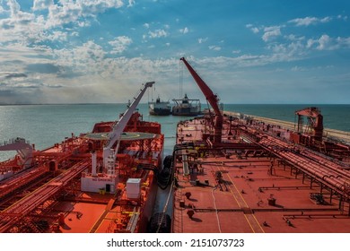 Ship to ship transfer operation (double banking) between two crude oil tankers
