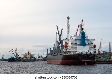 Ship Transshipment Of The Port Channel.