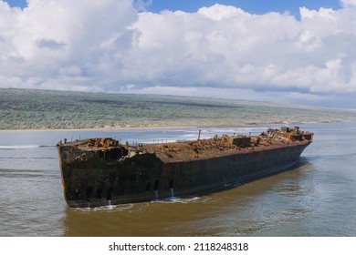 Shipwreck At Kaiolohia Beach 