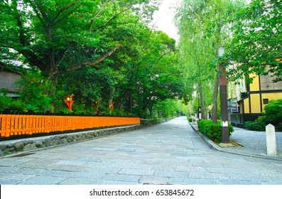 Shirakawa MinamiDori and Willow in Kyoto Gion