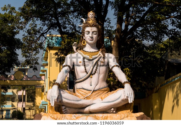インドのリシケシュにあるシバの像 シヴァ神はハスの位置に座って瞑想する の写真素材 今すぐ編集