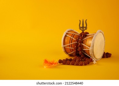 Fondo de Shivaratri con tridente Shivas y instrumento musical Pellet Drum Damroo . Festival hindú Maha Shivratri