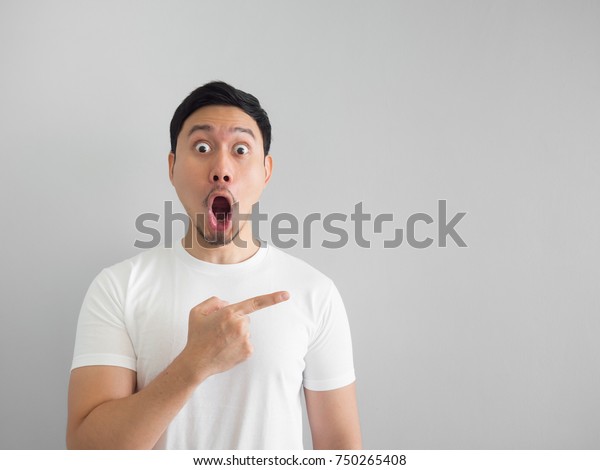 Schockiertes Gesicht Des Asiatischen Mannes Auf Stockfoto 750265408 Shutterstock 