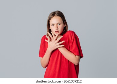 Shocked And Worried Brunette Teen Girl Gasp, Looking Startled At Camera, Witness Disaster, Standing Over Grey Background. Young Emotional Woman