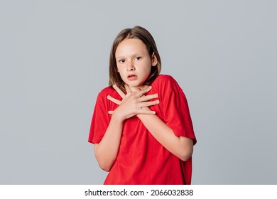 Shocked And Worried Brunette Teen Girl Gasp, Looking Startled At Camera, Witness Disaster, Standing Over Grey Background. Young Emotional Woman