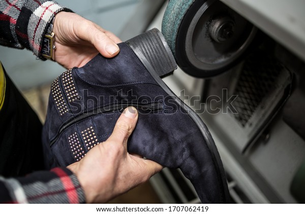 Shoe repair men\'s shoes\
clothing loom
