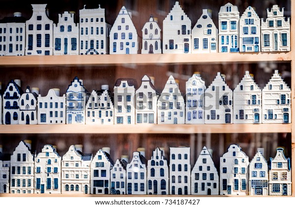 Shop window with 3 rows of blue Delftware\
porcelain of Dutch style\
houses