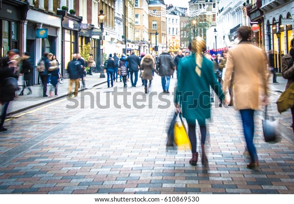 繁華街ロンドンの高い通りで手を握る買い物客 の写真素材 今すぐ編集