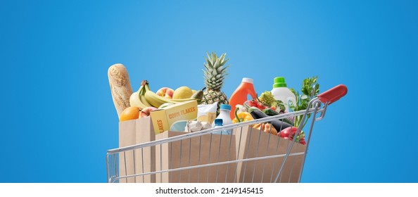 Carrito de compras lleno de comestibles frescos, concepto de compras de comestibles