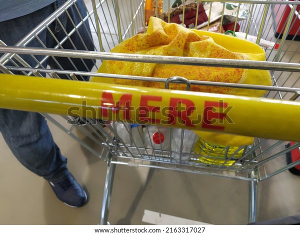Shopping cart, MERE discounter chain stores, Ruma,\
Serbia, April 15, 2022 supermarket with logo and brand MERE. Food\
and household goods at cheap prices. Shopping cart handle. Goods in\
cart
