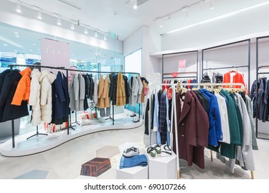 Shopping Mall Fashion Show Shop Stock Photo 690107266 | Shutterstock