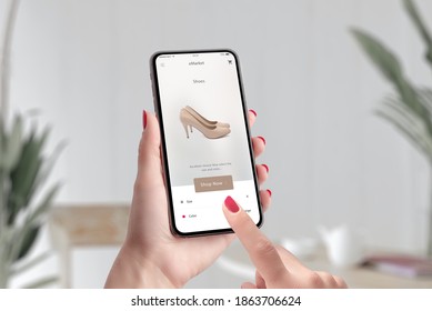 Shopping Schuhe online mit e-Commerce App Konzept. Frauen, die Smartphone und Touchshop halten jetzt Schaltfläche