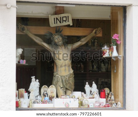 SHOPWINDOW WITH A CRUCIFIED CHRIST
