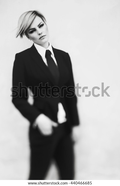 Short Hair Woman Suit Pose Stylish Stockfoto Jetzt