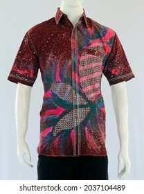 Short sleeve shirts for men with an abstract tie dye motif, a combination of batik motifs, giving a relaxed impression but still looking neat for formal events.