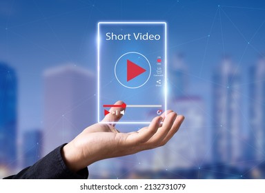 Concept de marketing pour les vidéos courtes.Mains tenant un lecteur vidéo court virtuel avec une ville floue en arrière-plan