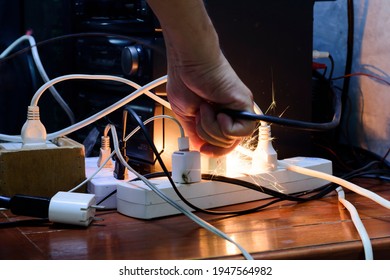 Short-circuiting can cause arcing while the plug is being plugged in, the use of plugs or wires is not up to standard. Old appliances, damaged, not ready for use.