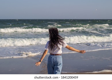 女性 海 後ろ姿 の画像 写真素材 ベクター画像 Shutterstock