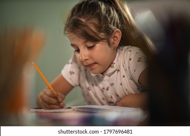 女の子 後ろ姿 の画像 写真素材 ベクター画像 Shutterstock