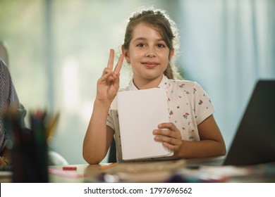 女の子 後ろ姿 の画像 写真素材 ベクター画像 Shutterstock