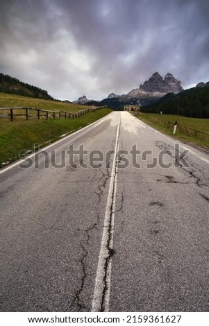 A shot of an empty asphalt road under cloudy sky in Dolomitas, Italy Foto stock © 