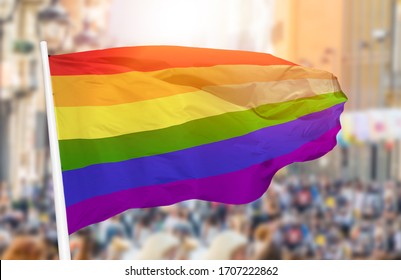 Aufnahme der schwulen Flagge, die auf der Straße im Wind weht 