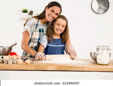 Aufnahme einer Mutter und Tochter, die sich in der Küche amüsieren und lernen, einen Kuchen zu backen