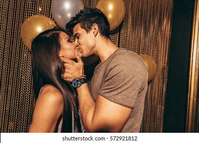 Застрелен в романтической молодой паре, целующейся в ночном клубе. Мужчина и женщина в пабе.